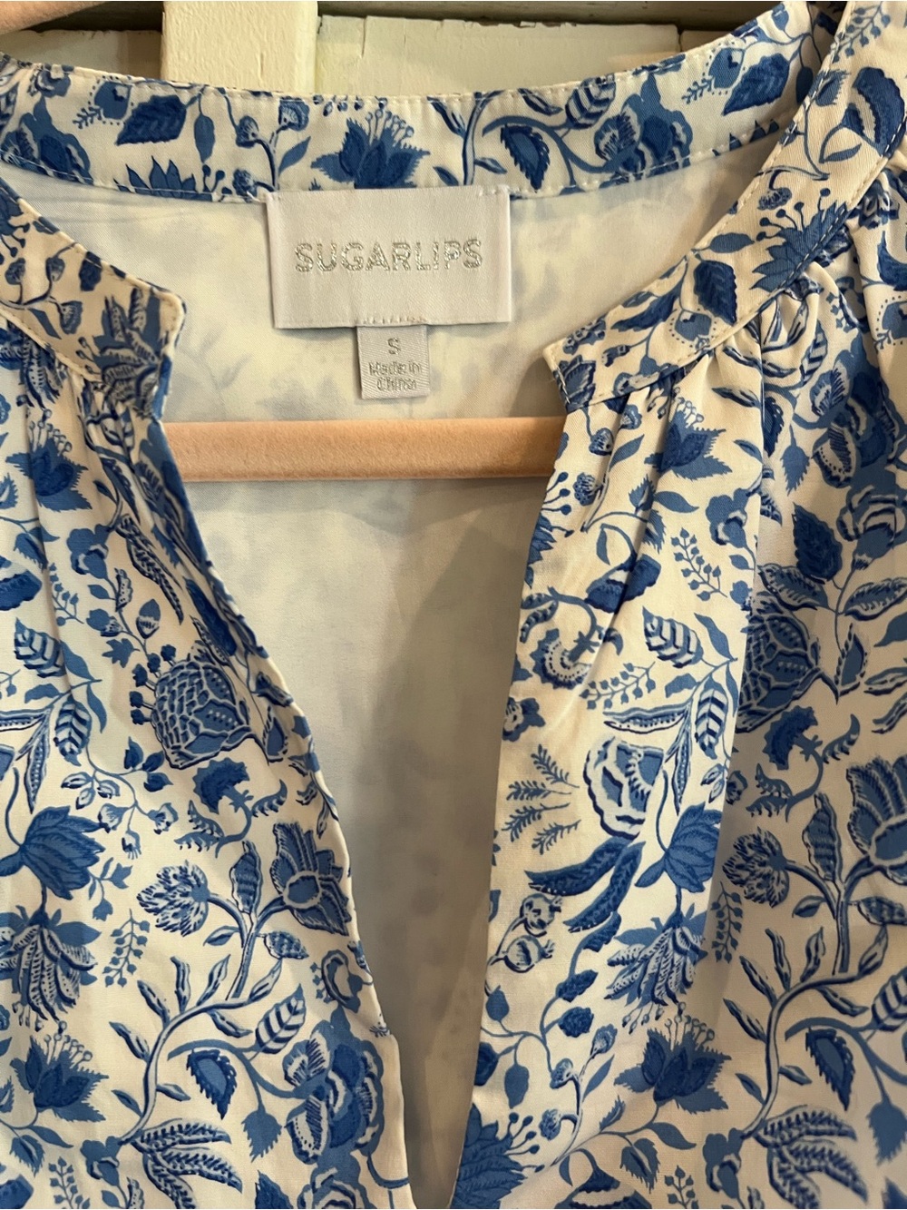 Sugarlips Blue and White Floral Flutter Sleeve Dress Small - Picture 2 of 4